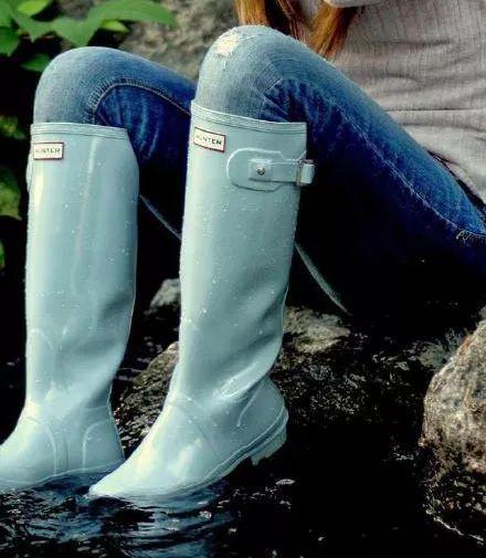 穿雨靴进水视频