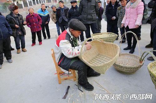 敬老院割篮子视频,爱心志愿者教老人编织篮子传承技艺